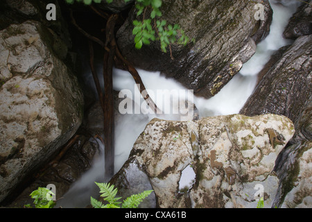 Wasserfall in Kalkstein Wasserrinne an der Howk, Caldbeck, Lake District, Cumbria, England, UK Stockfoto