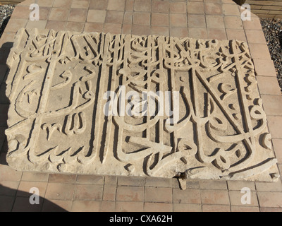 Fragment der ursprünglichen Stiftung Inschrift, Bibi Khanum Moschee, Samarkand, Usbekistan Stockfoto