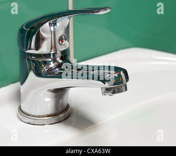 Badezimmer-Nahaufnahme-Spüle und Wasserhahn Stockfoto