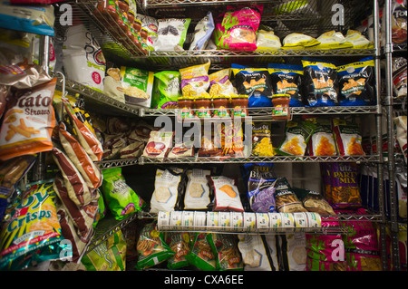 Eine Anzeige der leckere Snacks sind zu sehen in einem Supermarkt in New York Stockfoto