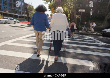 Ältere Frauen überqueren Sie die Straße im New Yorker Stadtteil Chelsea auf Freitag, 14. September 2012. (© Richard B. Levine) Stockfoto