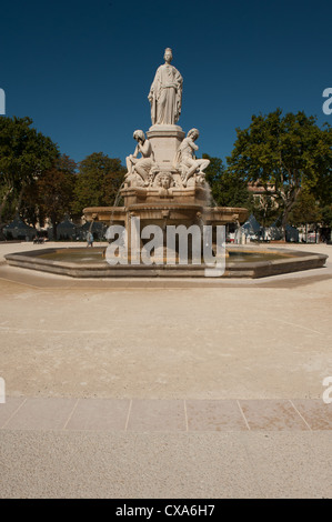 Brunnen mit Statuen in Pradier Nimes Frankreich Stockfoto