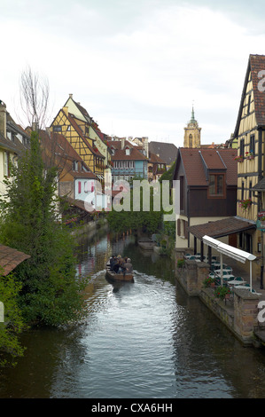 Touristenboot auf Kanal in Petit Venice (Klein-Venedig) Colmar Elsass Frankreich Stockfoto