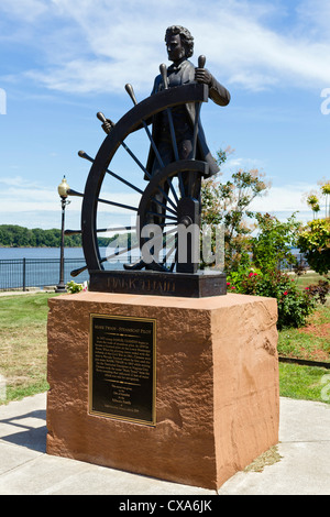 Statue von Mark Twain als ein Steamboat pilot, Mississippi am Flussufer in Hannibal, Missouri, USA Stockfoto