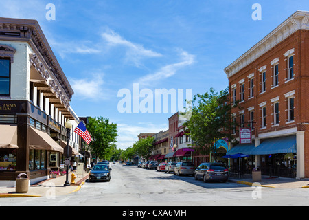 Main Street mit dem Mark Twain-Museum auf der linken Seite, Hannibal, Missouri, USA Stockfoto