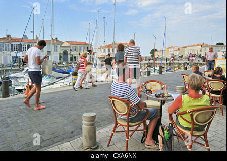 Touristen am Straßencafé in den Hafen von Saint-Martin-de-Ré auf die Insel Ile de Ré, Charente Maritime, Frankreich Stockfoto