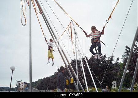 Kinder auf Trampolin Bungee in Gerardmer, Lothringen Frankreich Stockfoto