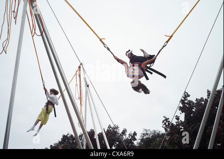 Kinder auf Trampolin Bungee in Gerardmer, Lothringen Frankreich Stockfoto