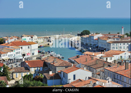 Blick über Häuser und den Hafen von Saint-Martin-de-Ré auf der Insel Ile de Ré, Charente-Maritime, Frankreich Stockfoto