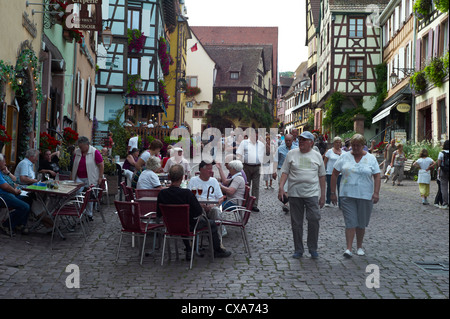 Restaurant Straßencafé und Menschen in der Altstadt von Riquewihr Elsass Frankreich Stockfoto