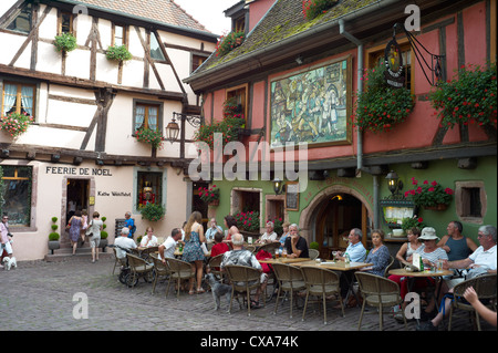Restaurant Straßencafé und Menschen in der Altstadt von Riquewihr Elsass Frankreich Stockfoto