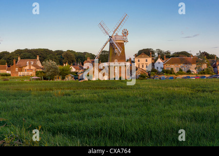 Cley Windmühle, North Norfolk mit Schilfflächen im Vordergrund. Stockfoto