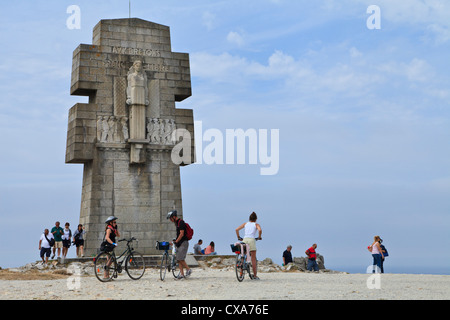 Radfahrer und Touristen am Kriegerdenkmal auf dem Pointe de Penhir, Halbinsel Crozon, Finistère, Bretagne, Frankreich Stockfoto