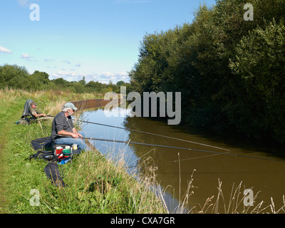 Zwei ältere Mann Angeln im Trent und Mersey Kanal in der Nähe von Sandbach UK Stockfoto