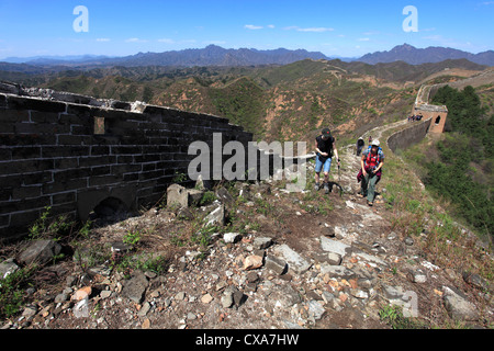 Wanderer auf der Jinshanling-Abschnitt der Great Wall Of China, Mutianyu Tal, Provence, Peking, Asien. Stockfoto