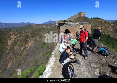 Liebe Wanderer auf dem Mutianyu Abschnitt der Great Wall Of China, Mutianyu Tal, Provence, Peking, Asien. Stockfoto