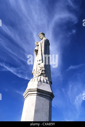 Statue der Muttergottes von Penrhys mit dramatischer Himmel hinter katholischen Wallfahrtsort Rhondda Valley South Wales UK Stockfoto