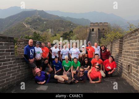 Liebe Wanderer auf dem Mutianyu Abschnitt der Great Wall Of China, Mutianyu Tal, Provence, Peking, Asien. Stockfoto