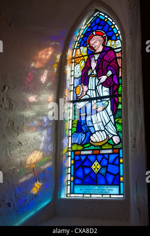 Glasfenster mit Sonnenlicht Reflexion über Wand Str. Marys Kirche Rhossili Gower Halbinsel Swansea County South Wales UK Stockfoto