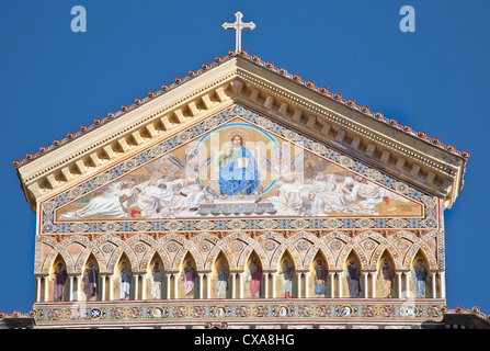 Fassade der Kathedrale von Saint Andrews in Amalfi, Italien ist bedeckt mit byzantinischen Mosaik Entiltled "The Triumph of Christ". Stockfoto