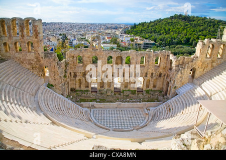 Das Odeon des Herodes Atticus am Südhang der Akropolis in Athen, Griechenland. c 161 AD. Athen ist im Hintergrund Stockfoto