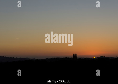 St. Cuthbert Kirche, Wells, Somerset bei Sonnenuntergang aus der Ferne gesehen. Die Kirche benutzt für das Dorffest in dem Film Hot Fuzz Stockfoto