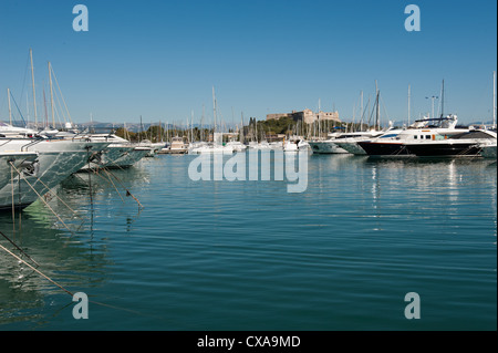 Blick über Port Vauban mit Fort Carré in der Ferne. Stockfoto