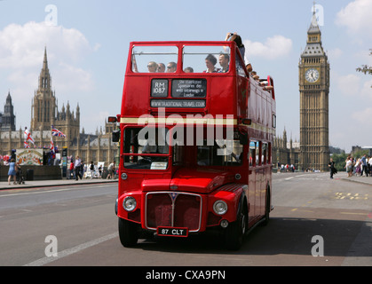 Londoner Routemaster Bus Köpfe über Westminster Bridge mit den Houses of Parliament im Hintergrund. Stockfoto