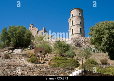 Nach oben auf den Zinnen und Reste des Schlosses auf dem Hügel in Grimaud, Südfrankreich Stockfoto
