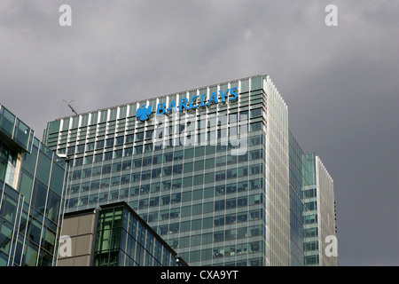 Dunkle Wolken über das zentrale Gebäude der Barclays Bank - Canary Wharf, London docklands Stockfoto