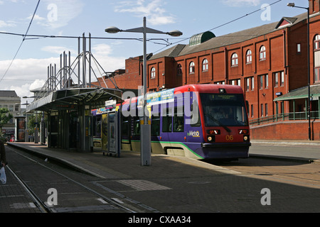 eine West Midland Metro Tram ruft bei Wolverhampton aug 2012 Stockfoto