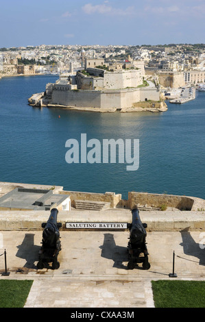 Die begrüssende Batterie bei Valetta, mit Blick auf Fort St. Angelo, Grand Harbour in Valletta, Malta. Stockfoto