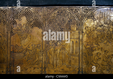 Reliefskulptur auf dem leeren Sarkophag des Märtyrers St. Heinrich in der Kirche von Nousiainen, Finnland Stockfoto