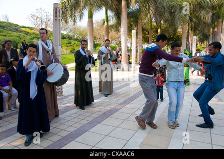 Gruppe von Musikanten, die unterhaltsam Menschen in Al Azhar Park in Kairo Ägypten Stockfoto