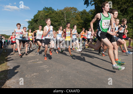 Jugend männlich U 17-Startlinie beginnen südlich von England Straße Relais Meisterschaften 2012 Hektik Stockfoto