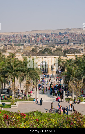 Al-Azhar Park in Kairo Ägypten mit Mokkatam Berg im Hintergrund Stockfoto
