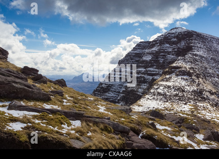 Ben Alligin Gipfel. Rückblick auf Sgurr Mhor von der Basis des Na Rathanan und es hat Ridge pinnacled. Stockfoto