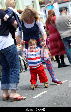 Eine Mutter und ihr Sohn im Bild feiert die Queens Jubilee in Brighton, East Sussex, UK. Stockfoto