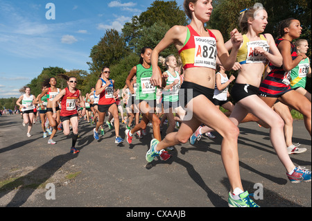 Südlich von England Straße Relais Meisterschaften 2012 Frauen in Führungspositionen Startlinie beginnen Hektik Stockfoto