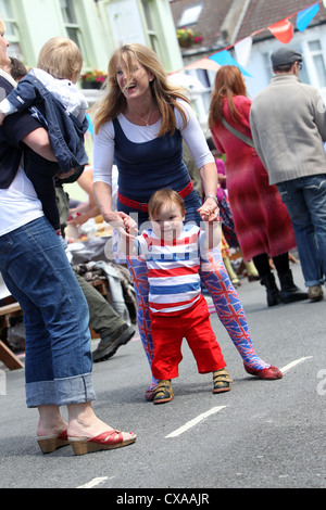 Eine Mutter und ihr Sohn im Bild feiert die Queens Jubilee in Brighton, East Sussex, UK. Stockfoto