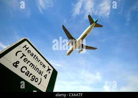 Passagierjet Flugzeug landet auf dem Flughafen Heathrow, London Stockfoto