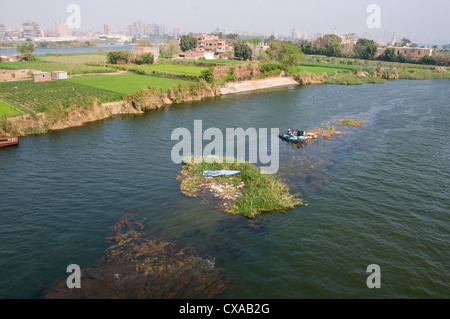 Blick von der ländlichen Insel Geziret El-Dahab am Nil wo noch Agrarland in Kairo Ägypten Stockfoto