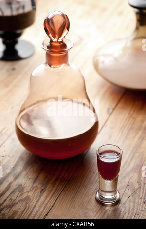 Alte antike Karaffe und Glas Likör. Traditionelle polnische im Alter von Nalewka. Stockfoto