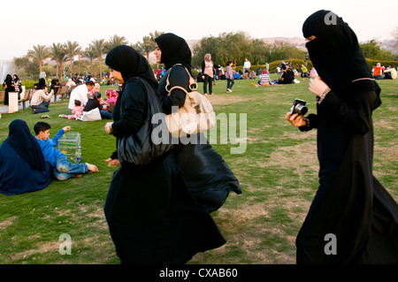 Frauen gehen in Al-Azhar park Cairo Stockfoto