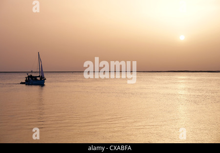 Freizeit-Boot bei Sonnenuntergang in der Ria Formosa, Naturschutz Region in Algarve, Portugal. Stockfoto