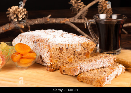 Glühwein und Christstollen, ein deutscher Klassiker Stockfoto