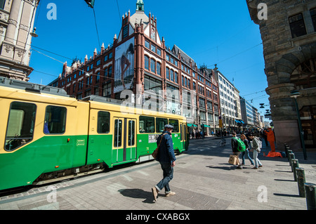 Straßenbahn Helsinki auf den wichtigsten Einkaufsstraßen Aleksanterinkatu High Street Stockfoto