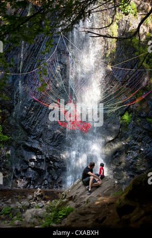 "Vortex", ein Land-Art-Werk von eDline BIANCO hergestellt und Sean MCGINNIS, bildender Künstler (Queureuilh Wasserfall). Stockfoto