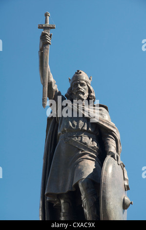 Die Statue von König Alfred dem großen überblickt die Stadt Winchester, historische Hauptstadt des alten Königreichs Wessex. Hampshire, England, Vereinigtes Königreich. Stockfoto