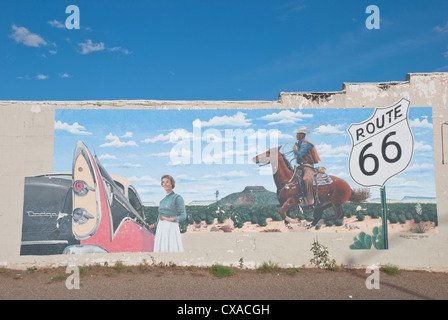 Große Wandbilder sind an vielen Gebäuden entlang der Route 66 in Tucumcari, New Mexico. Stockfoto